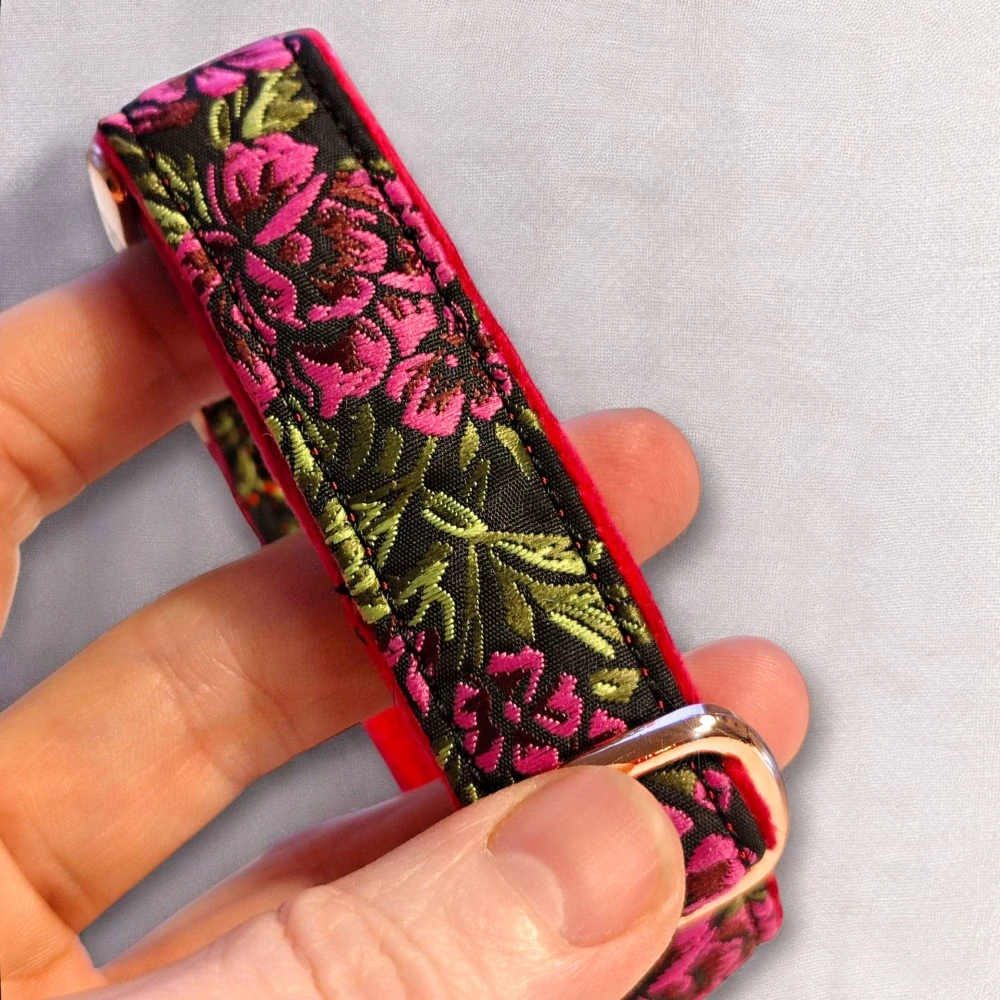 Midnight Rose – Luxusní růžovo-černý žakárový obojek s květy